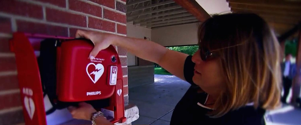 «Chiunque Può Usare Questo Defibrillatore, Anche Senza il Corso», un Avviso Sotto Ogni Defibrillatore