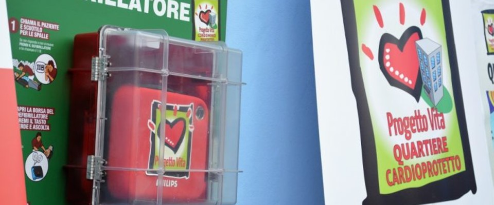 Malore in Catasto, 70enne Salvato con il Defibrillatore da un Dipendente