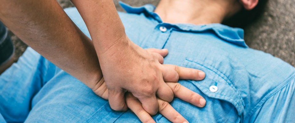 Colpito Da Arresto Cardiaco Al Bar, Salvato Da Defibrillatore